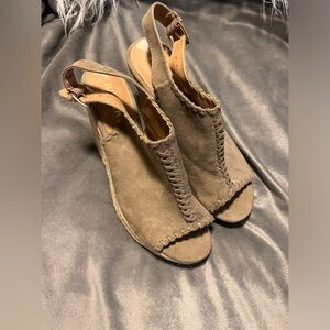Report sandals 9.5